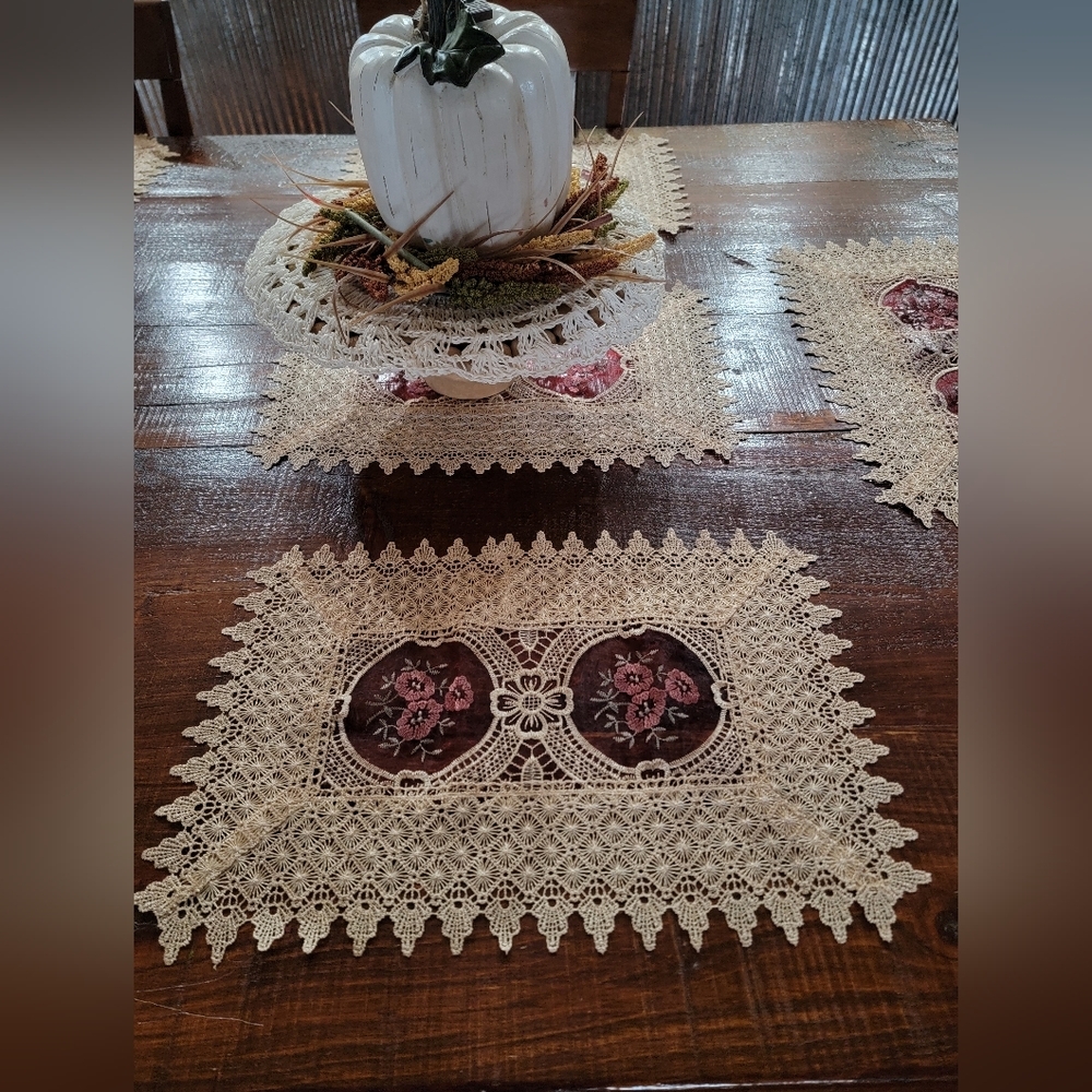Victorian design placemats or doilies - Picture 8 of 8